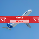 Ein Airbus-Flugzeug ist mitten im Flug vor einem klaren blauen Himmel,  mit einem Airbus NEWS Banner