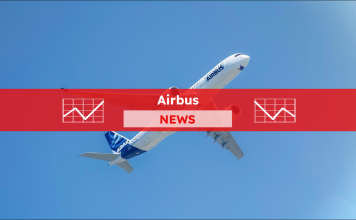 Ein Airbus-Flugzeug ist mitten im Flug vor einem klaren blauen Himmel,  mit einem Airbus NEWS Banner