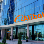 Ein Gebäude mit einer großen Glasfassade und dem Alibaba-Logo darüber.