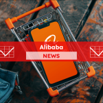 Ein Smartphone mit dem Bildschirm, der das Alibaba-Logo zeigt, liegt in einem Miniatur-Einkaufswagen,  mit einem Alibaba NEWS Banner