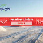 Eine Reihe von Mineralhaufen auf einer weiten Salzebene mit dem Logo von American Lithium im Himmel und Bergen in der Ferne, mit einem American Lithium NEWS Banner