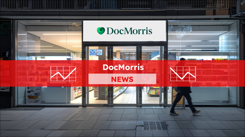 Ein hell beleuchteter Eingangsbereich einer Apotheke mit dem Schild DocMorris über der Tür und einer Person, die davor vorbeigeht, mit einem DocMorris NEWS Banner