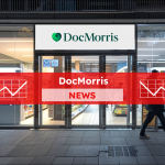 Ein hell beleuchteter Eingangsbereich einer Apotheke mit dem Schild DocMorris über der Tür und einer Person, die davor vorbeigeht, mit einem DocMorris NEWS Banner