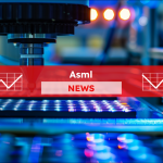 Ein Detail eines Lithographiesystems in der Halbleiterindustrie mit Fokus auf den präzisen Maschinenkopf, mit einem Asml NEWS Banner