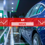 Ein blaues Auto steht an einer BP-Ladestation und ist bereit zum Aufladen,  mit einem BP NEWS Banner