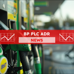 eine Nahaufnahme einer BP-Kraftstoffpumpe an einer Tankstelle, mit einem BP PLC ADR NEWS Banner