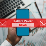 Eine Hand hält ein Smartphone mit dem Logo von Ballard Power Systems auf dem Display vor einem Hintergrund mit Finanzdiagrammen und einem Laptop,  mit einem Ballard Power NEWS Banner