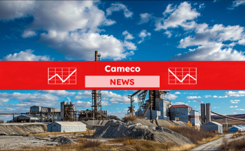 Eine industrielle Bergbauanlage unter einem blauen Himmel mit zerstreuten Wolken, mit einem Cameco NEWS Banner