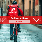 Ein Fahrradkurier mit einem roten Delivery Hero Rucksack, mit einem Delivery Hero NEWS Banner