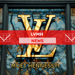 Eine goldene Logo von Louis Vuitton auf einem Fenster mit dekorativen Mustern, mit der Aufschrift Moët Hennessy darunter, mit einem LVMH NEWS Banner