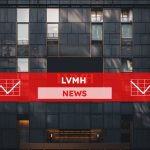 das dunkle Fassade eines Gebäudes mit einem großen, beleuchteten Schild mit der LVMH Aufschrift, mit einem LVMH NEWS Banner