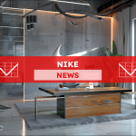 Ein modernes Büro mit einem großen Nike-Logo an der Wand, einem Schreibtisch mit einem Computer und Blick durch ein Fenster, mit einem NIKE NEWS Banner	