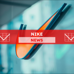 Ein stilisiertes, an einer gläsernen Wand Nike-Logo in Blau und Orange, mit einem NIKE NEWS Banner