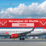 Ein Passagierflugzeug auf dem Rollfeld mit dem Schriftzug norwegian.com auf dem Rumpf, im Hintergrund sind blauer Himmel und schneebedeckte Berge, mit einem Norwegian Air Shuttle NEWS Banner