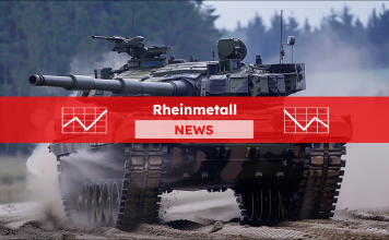 Ein Kampfpanzer in voller Fahrt, der Staub auf einer offenen Geländestrecke aufwirbelt,  mit einem Rheinmetall NEWS Banner