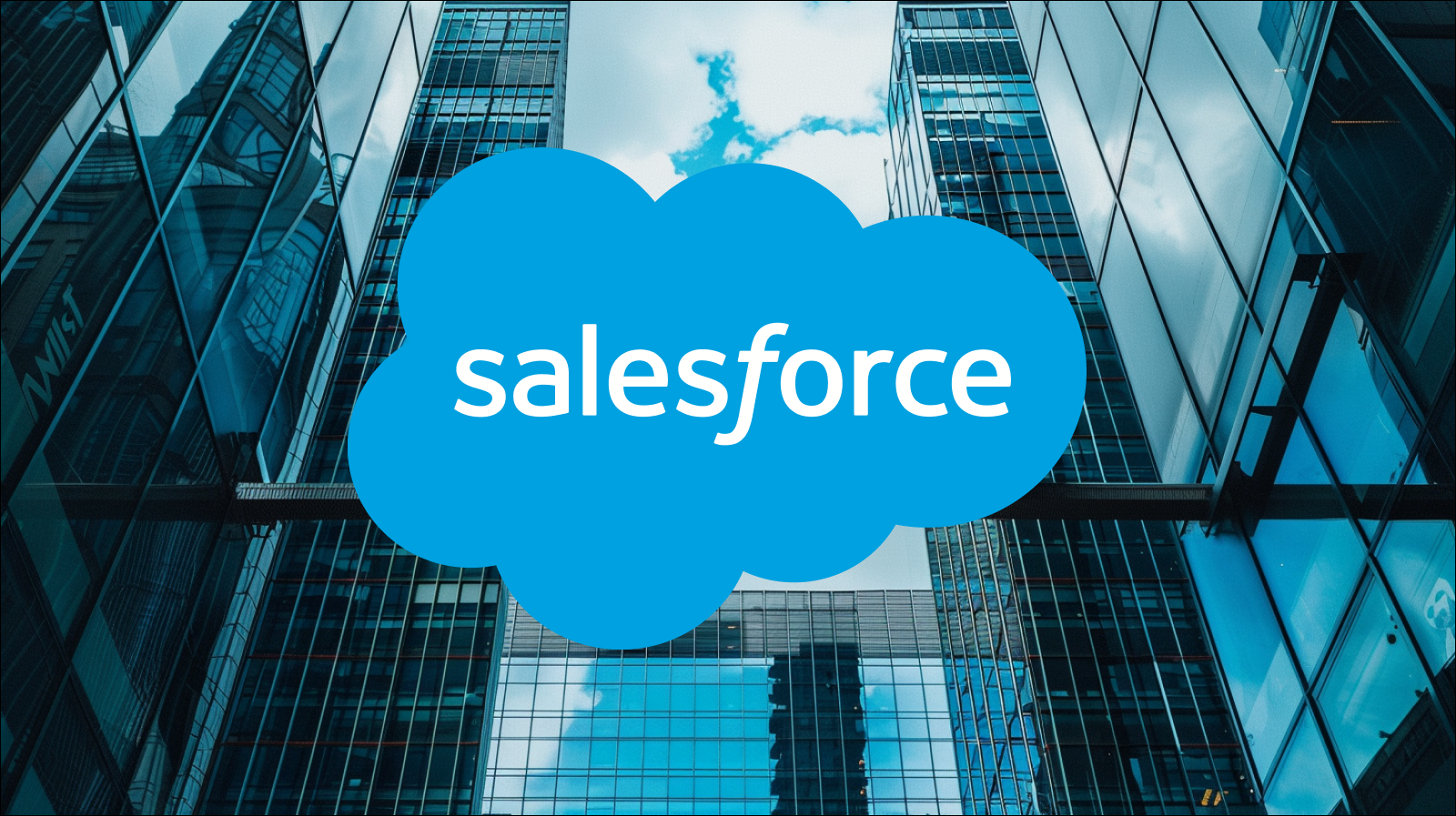 das Logo von Salesforce auf einer Wolkenform vor einem Hintergrund aus modernen Glasbürogebäuden und einem blauen Himmel mit einigen Wolken.