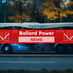 weiß-blauer Wasserstoffbus auf der Straße, mit einem Ballard Power NEWS Banner