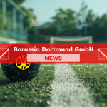 ein schwarzer Fußball mit Logo auf dem Fußballfeld, mit einem roten NEWS-Banner