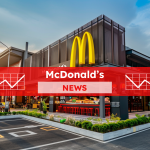 ein McDonalds-Restaurant, mit Sitzgelegenheiten im Freien und dem Logo, mit einem roten NEWS Banner 