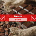 Schokoladentafel, daneben ein Sack voller Kakaobohnen, mit einem Nestle NEW-Banner