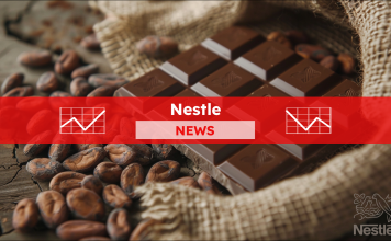 Schokoladentafel, daneben ein Sack voller Kakaobohnen, mit einem Nestle NEW-Banner