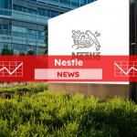 ein Schild für Nestle vor einem Bürogebäude, mit einem roten NEWS Banner