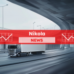 ein silberner Sattelschlepper mit einem weißen Anhänger unter einem Netz von Autobahnüberführungen aus Beton , mit einem roten Nikola NEWS Banner