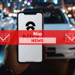 Smartphone mit weißem Bildschirm in der Hand, Elektroauto im Hintergrund, mit einem roten NIO NEWS Banner 