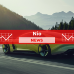 Ein modernes hellgelbes Elektroauto, das auf einer Autobahn fährt, mit einem roten NIO NEWS Banner 