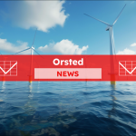 Offshore-Windkraftanlagen mit gelben Sockeln stehen im tiefblauen Meerwasser unter blauem Himmel,  mit einem roten NEWS Banner