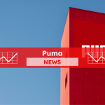 ein großer roter Monolith mit dem Puma-Logo und dem Markennamen in Weiß vor einem klaren blauen Himmel, mit einem roten NEWS Banner