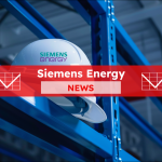 Ein weißer Schutzhelm, der an einem blauen Metallgestell hängt, mit einem roten Banner Siemens Energy NEWS