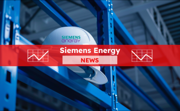 Ein weißer Schutzhelm, der an einem blauen Metallgestell hängt, mit einem roten Banner Siemens Energy NEWS