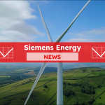 Eine große Windkraftanlage, die vor einem blauen Himmel über einer grünen Landschaft steht, Nahaufnahme, mit einem roten Banner Siemens Energy NEWS