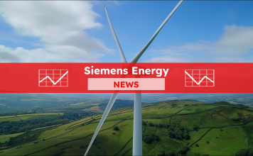 Eine große Windkraftanlage, die vor einem blauen Himmel über einer grünen Landschaft steht, Nahaufnahme, mit einem roten Banner Siemens Energy NEWS