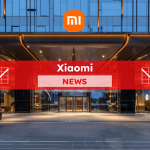 der Eingang eines modernen Gebäudes mit dem Xiaomi Logo über der Glasfront, umgeben von geparkten Autos, mit einem Xiaomi NEWS-Banner