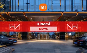 der Eingang eines modernen Gebäudes mit dem Xiaomi Logo über der Glasfront, umgeben von geparkten Autos, mit einem Xiaomi NEWS-Banner