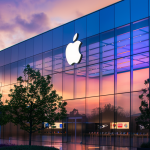 Beleuchteter Apple-Campus bei Dämmerung