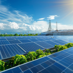 Siemens-Solaranlage auf Industriegebäude, umgeben von grüner Landschaft und blauem Himmel