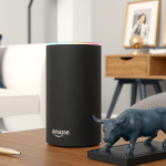 Amazon Echo mit Börsenfiguren im Wohnzimmer