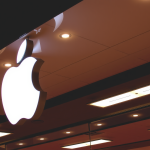 Apple Store beleuchtet bei Nacht