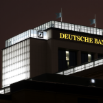 Deutsche Bank Hauptsitz in Frankfurt bei Nacht