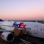 Ein FedEx-Flugzeug wird bei Sonnenuntergang beladen