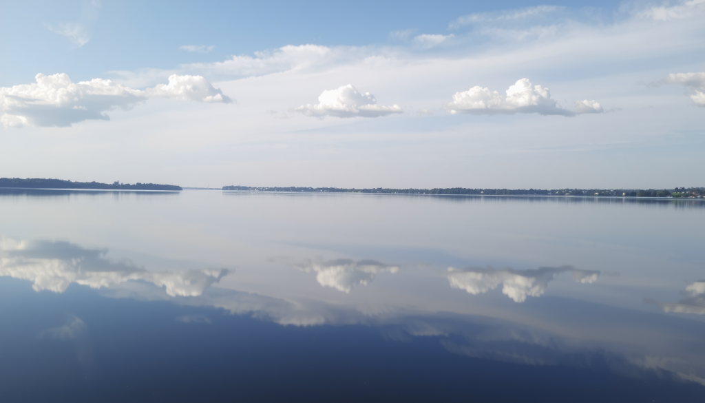 Ruhiger See spiegelt wolkenlosen Himmel