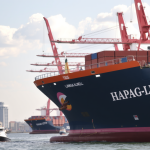 Hapag-Lloyd-Schiff und Hafenkräne