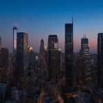 Stadtbild bei Abenddämmerung mit beleuchteten und dunklen Wolkenkratzern