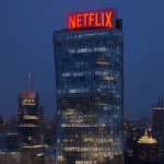 Netflix-Logo auf Hochhaus