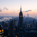 Finanzviertel bei Sonnenuntergang mit beleuchteten Wolkenkratzern