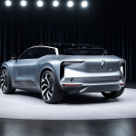 Ein futuristisches Renault-Konzeptfahrzeug im Showroom