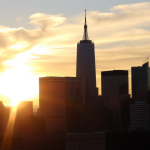 Stadtansicht bei Sonnenuntergang mit Finanzbezirk